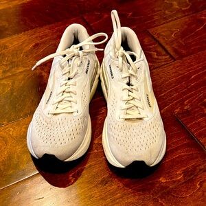 Brooks Women’s Adrenaline 24 GTS
10 B, in great shape outsole wear on forefoot